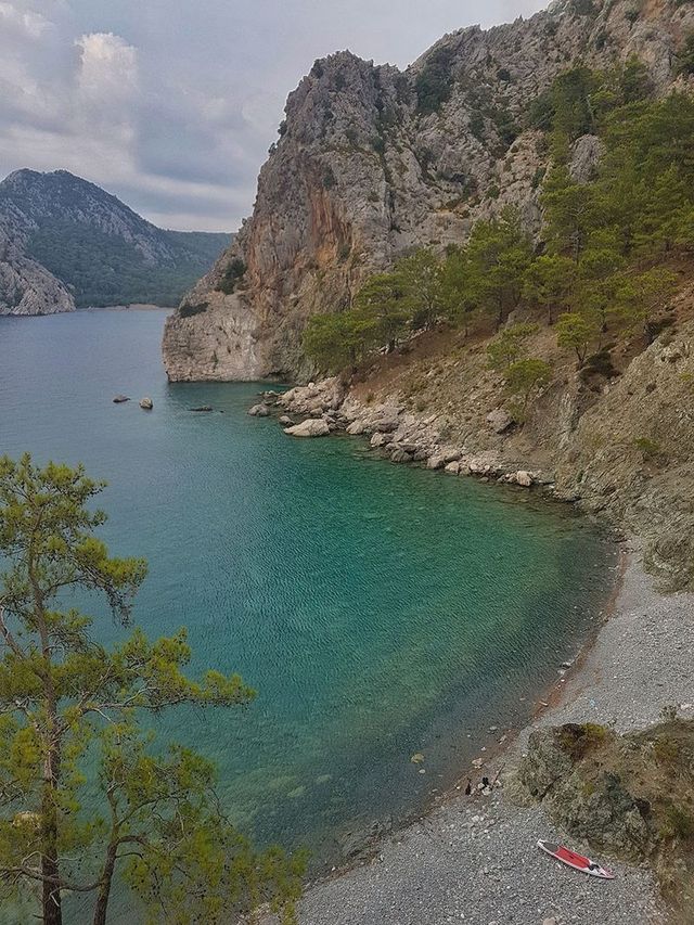 Yolun bittiği yerde karşınıza çıkan doğa harikası Sazak Koyu.